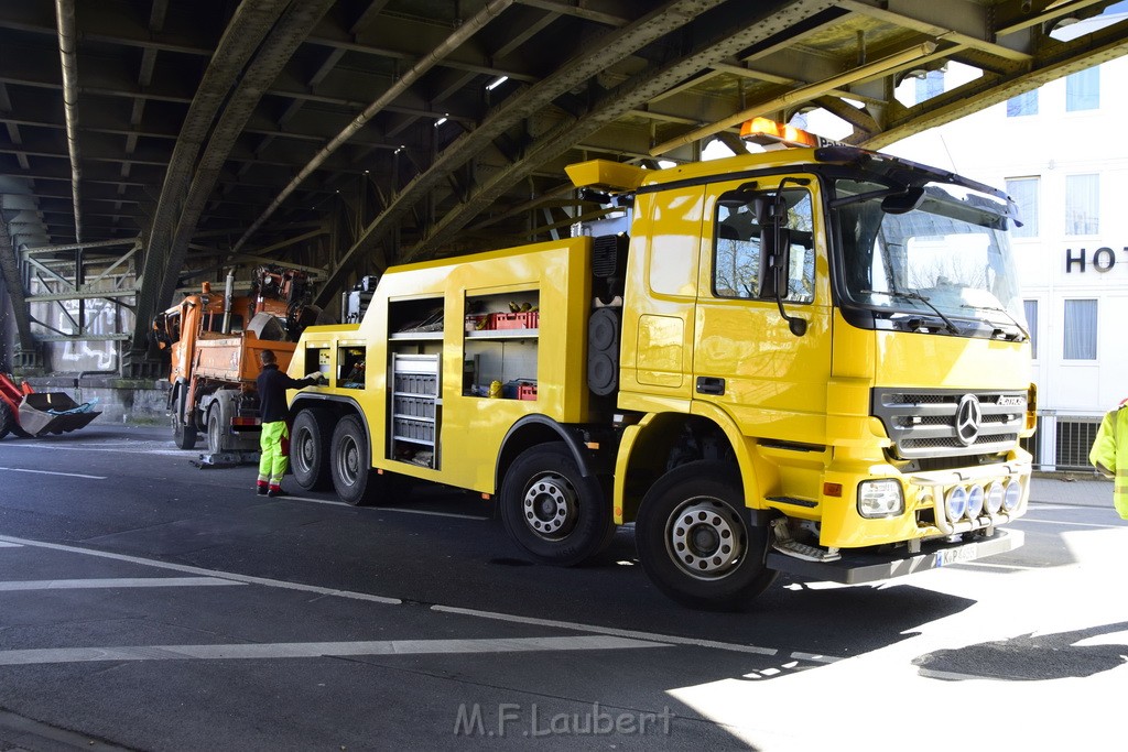 LKW blieb unter Bruecke haengen Koeln Deutz Deutz Muelheimerstr P123.JPG - Miklos Laubert